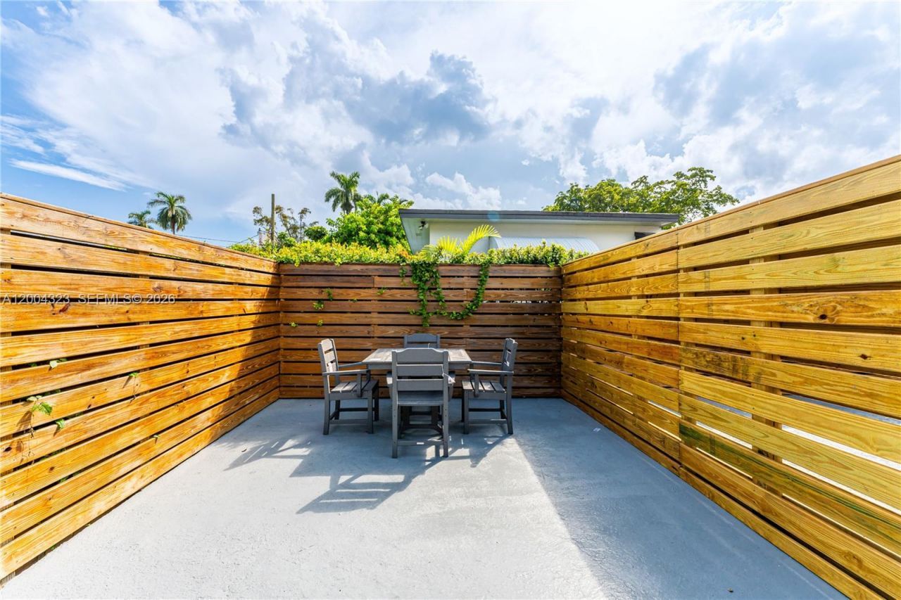 157 Curtiss Pkwy , Miami Springs, FL 33166 Photo