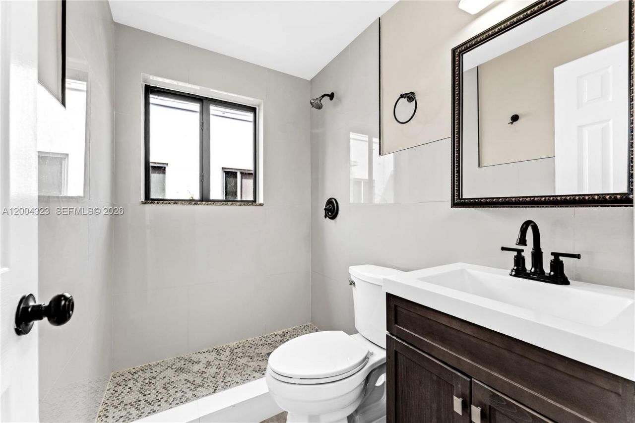 157 Curtiss Pkwy , Miami Springs, FL 33166 Photo