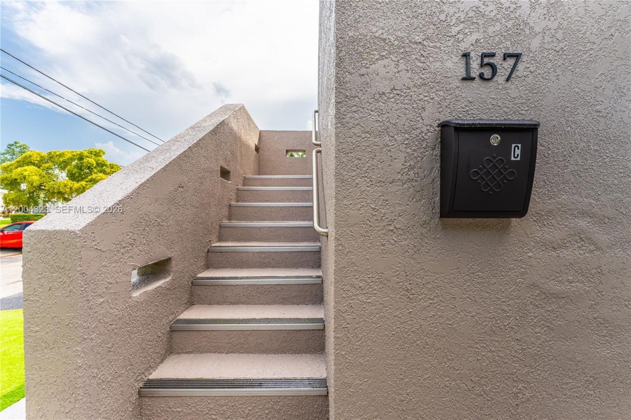 157 Curtiss Pkwy , Miami Springs, FL 33166 Photo