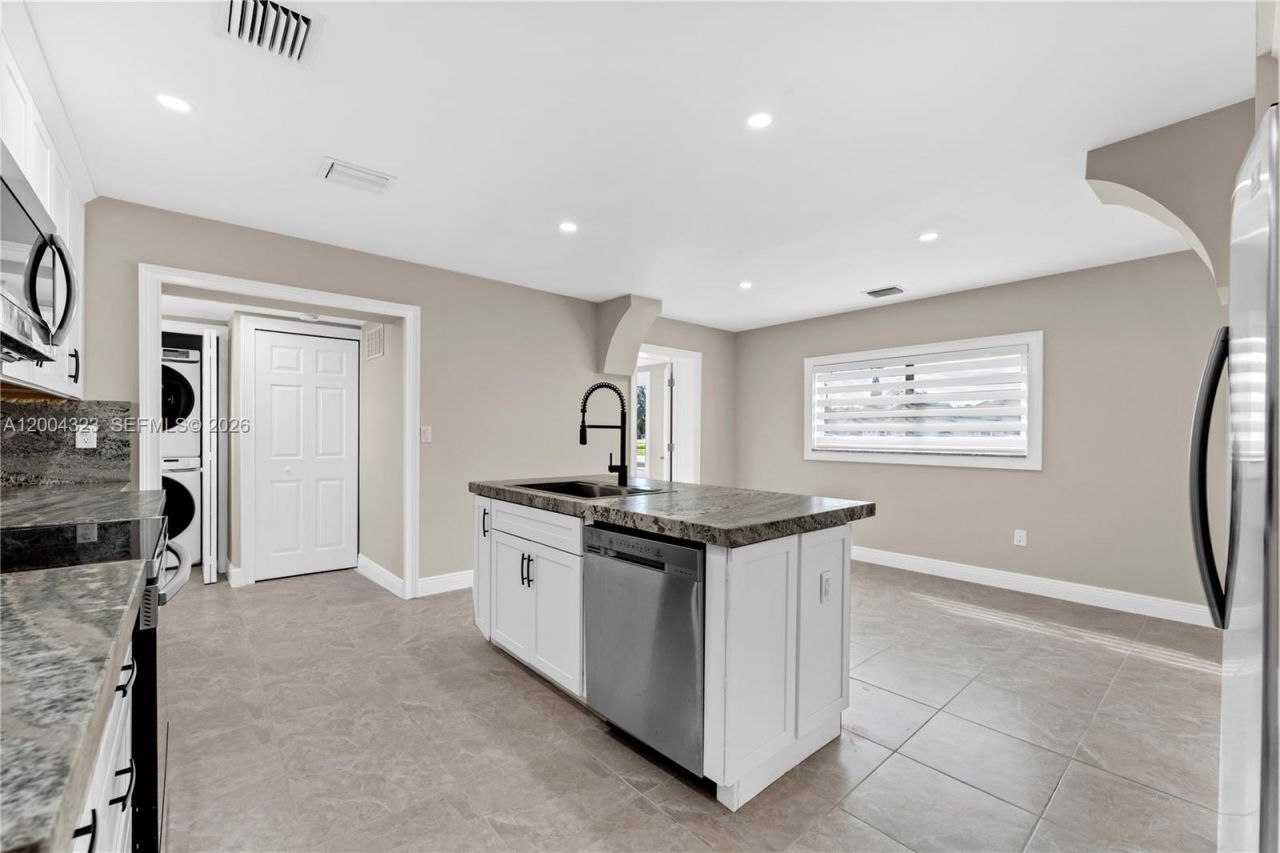 157 Curtiss Pkwy , Miami Springs, FL 33166 Photo