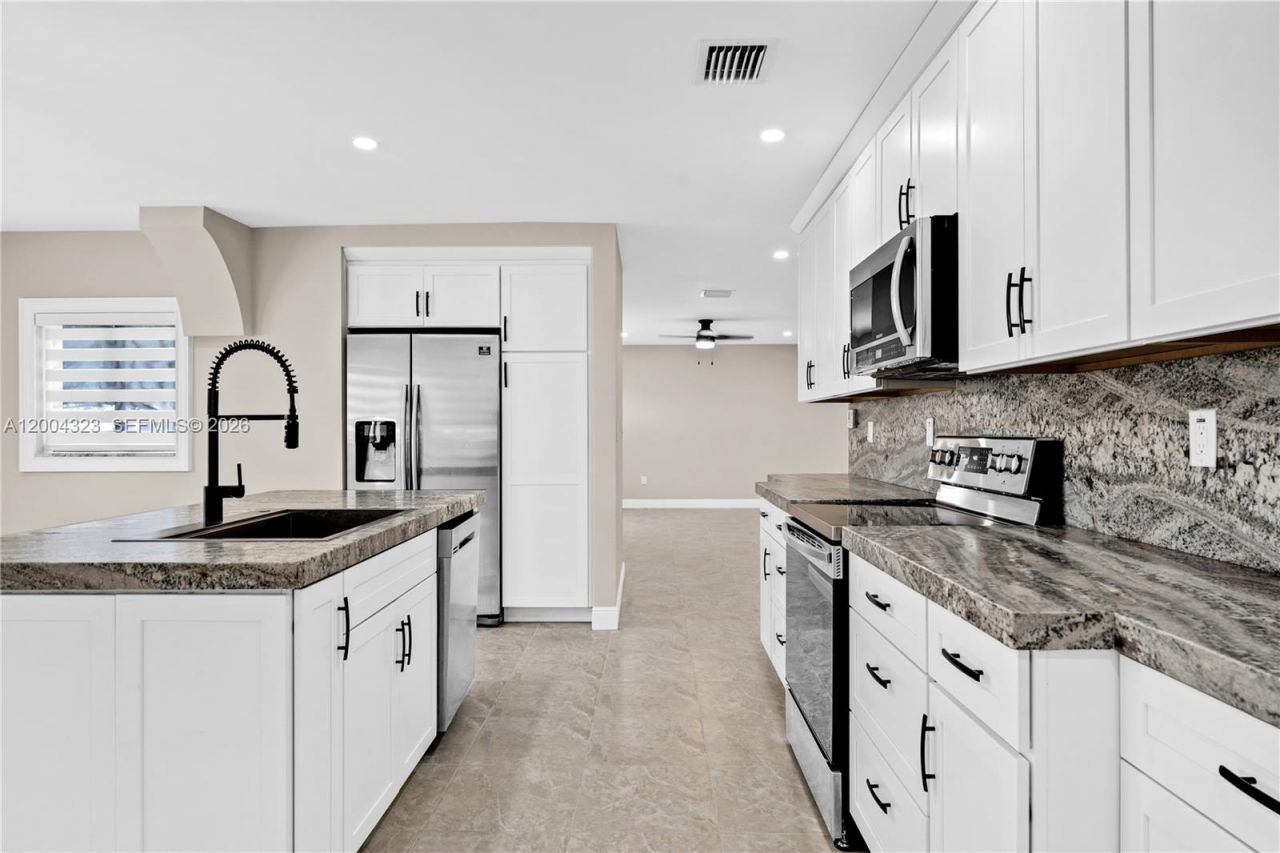 157 Curtiss Pkwy , Miami Springs, FL 33166 Photo