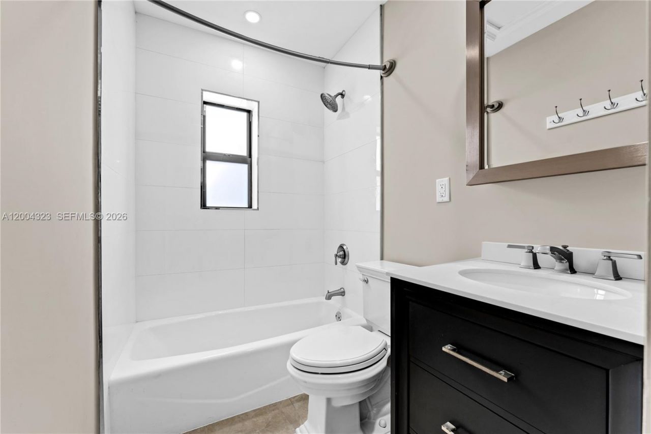 157 Curtiss Pkwy , Miami Springs, FL 33166 Photo