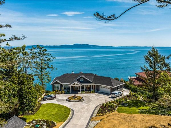 4585 Leyns Rd , Saanich, BC V8N 3A1