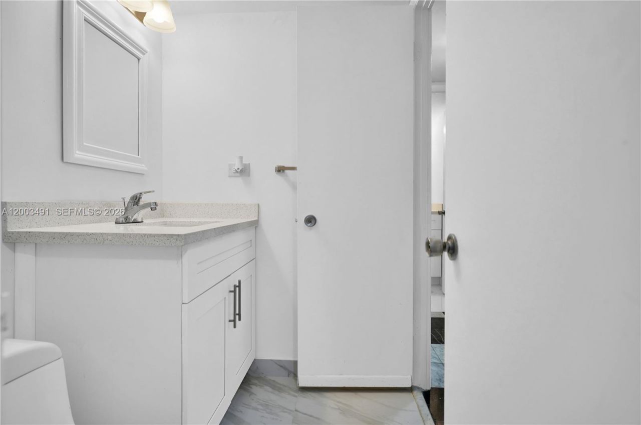 5555 Collins Ave , Unit 3C, Miami Beach, FL 33140 Photo