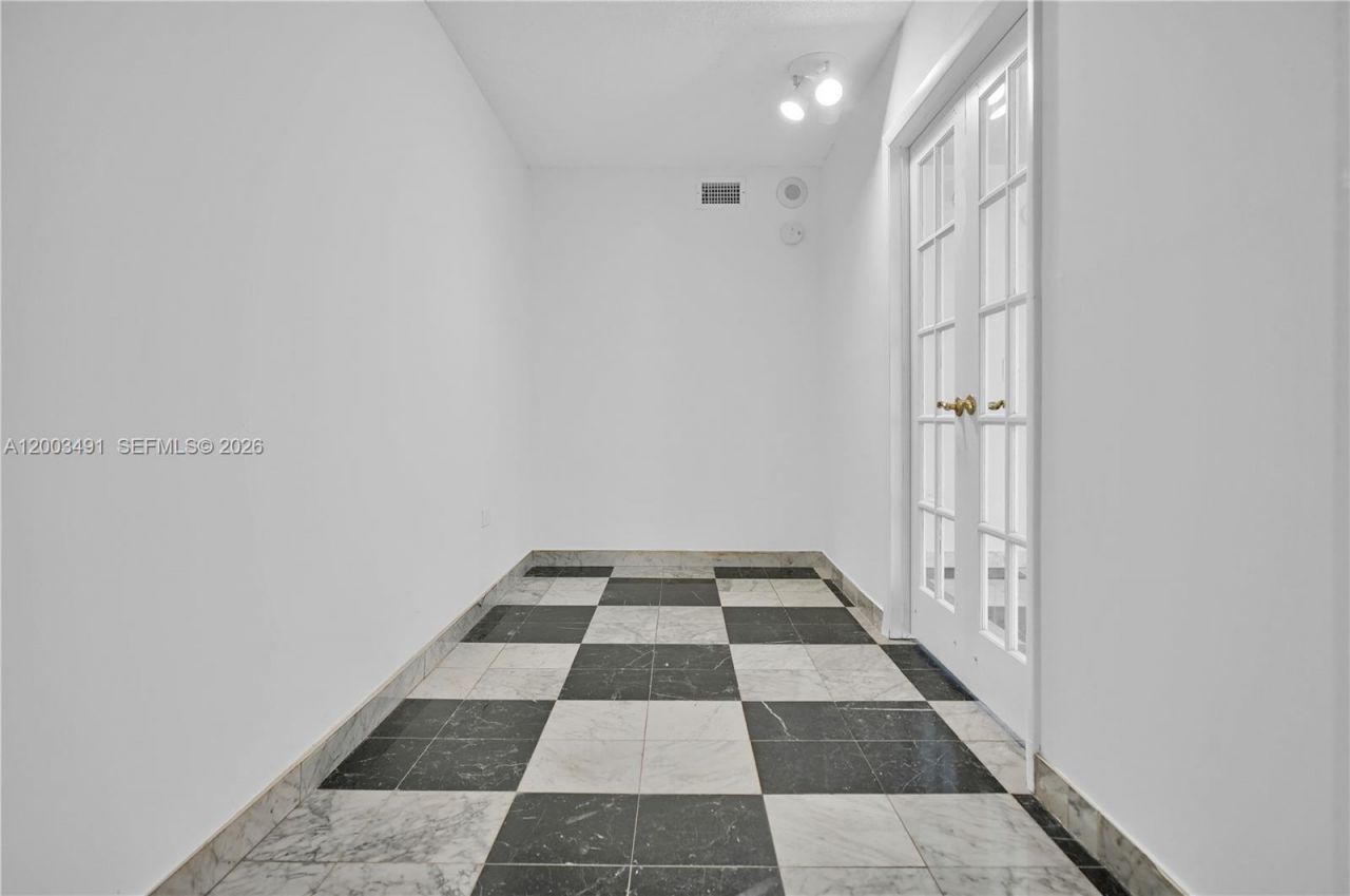 5555 Collins Ave , Unit 3C, Miami Beach, FL 33140 Photo