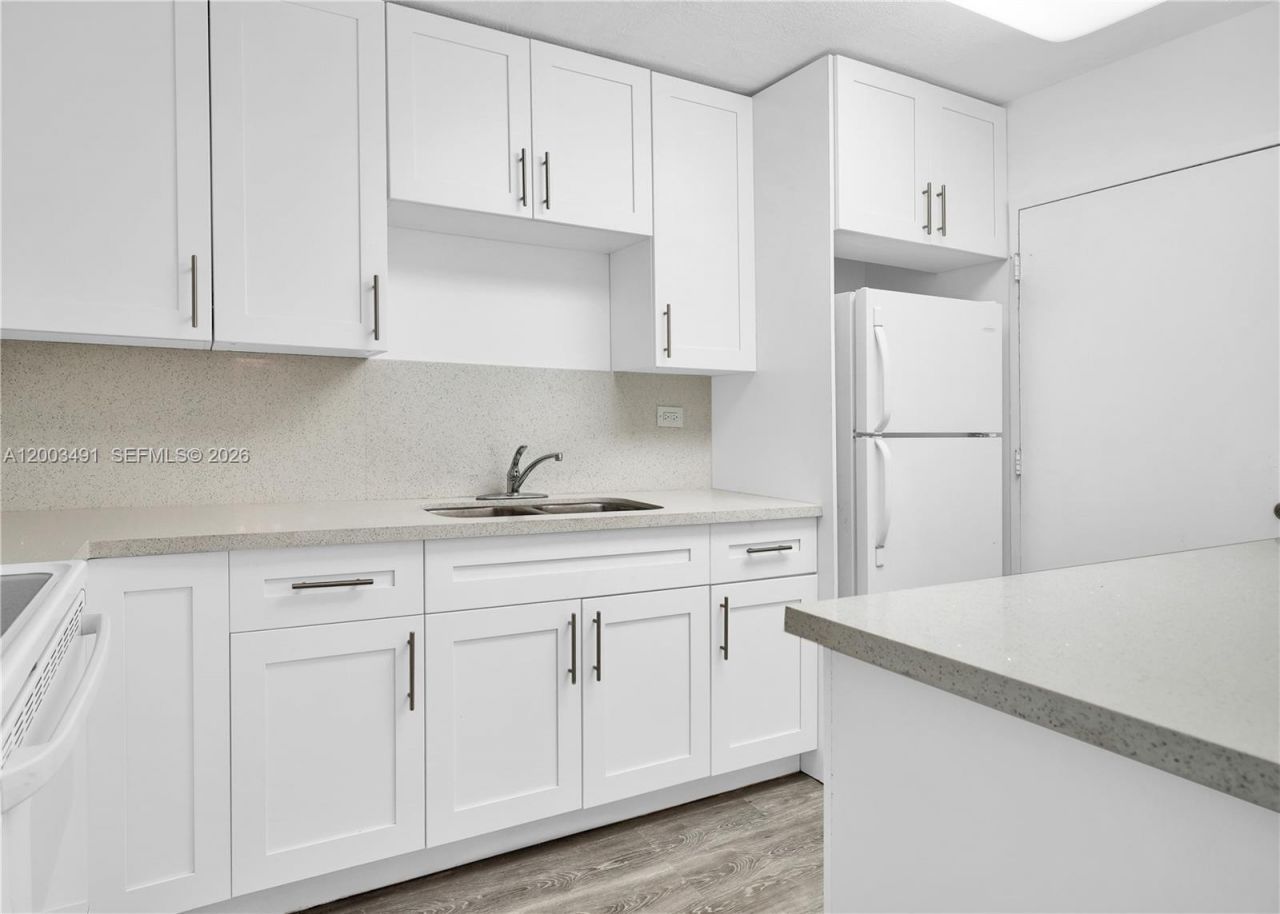 5555 Collins Ave , Unit 3C, Miami Beach, FL 33140 Photo