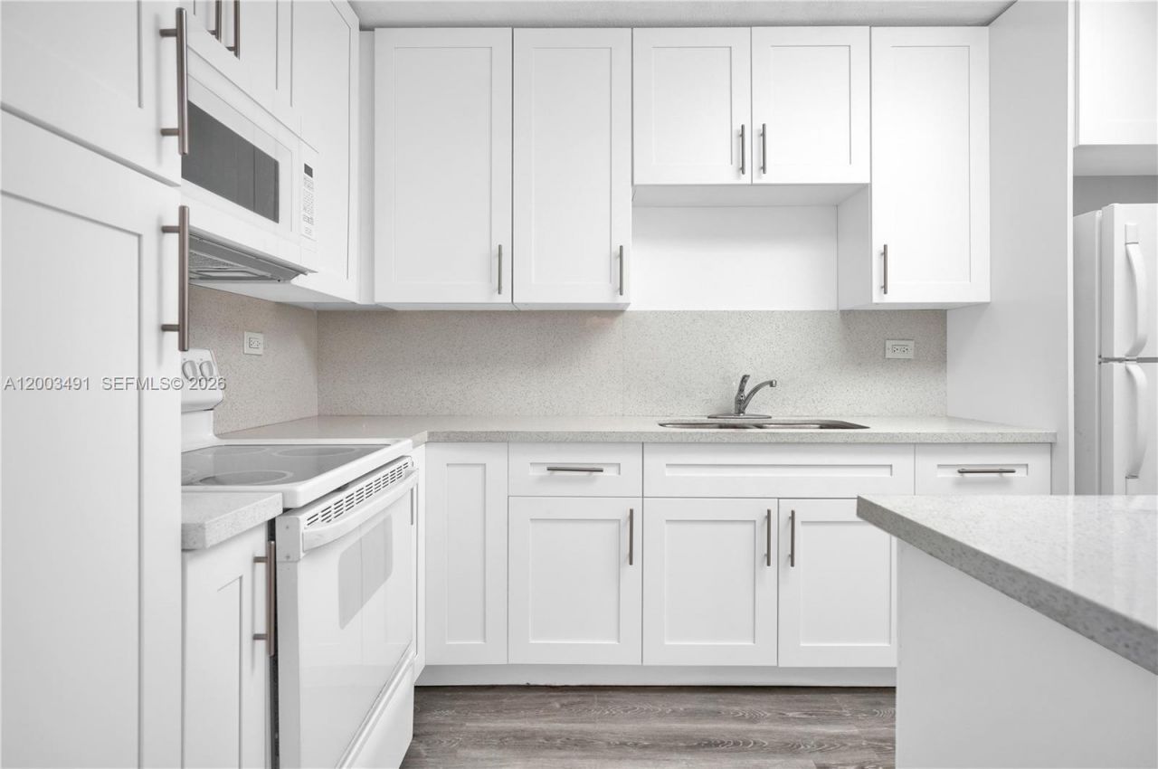 5555 Collins Ave , Unit 3C, Miami Beach, FL 33140 Photo