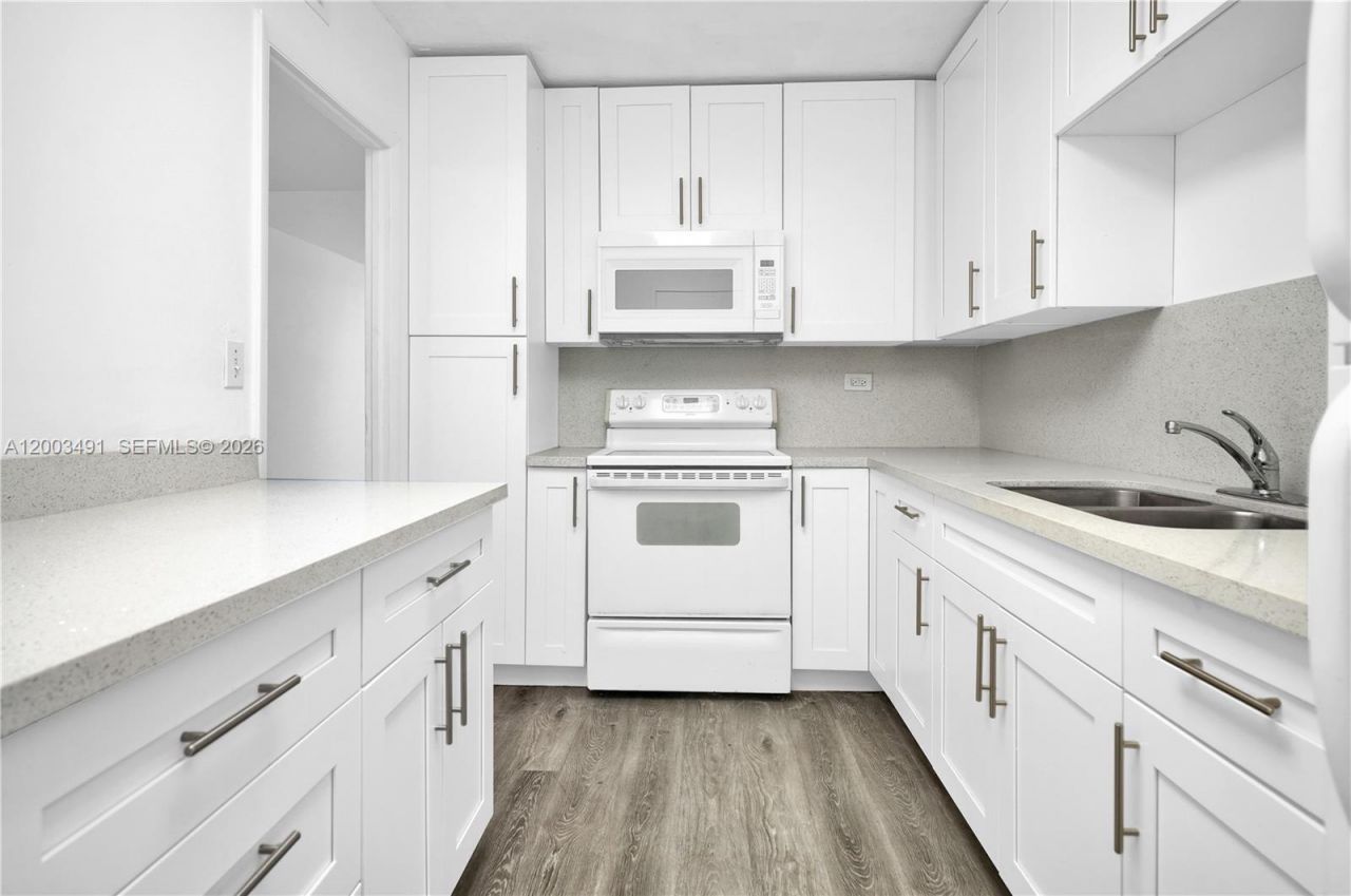 5555 Collins Ave , Unit 3C, Miami Beach, FL 33140 Photo