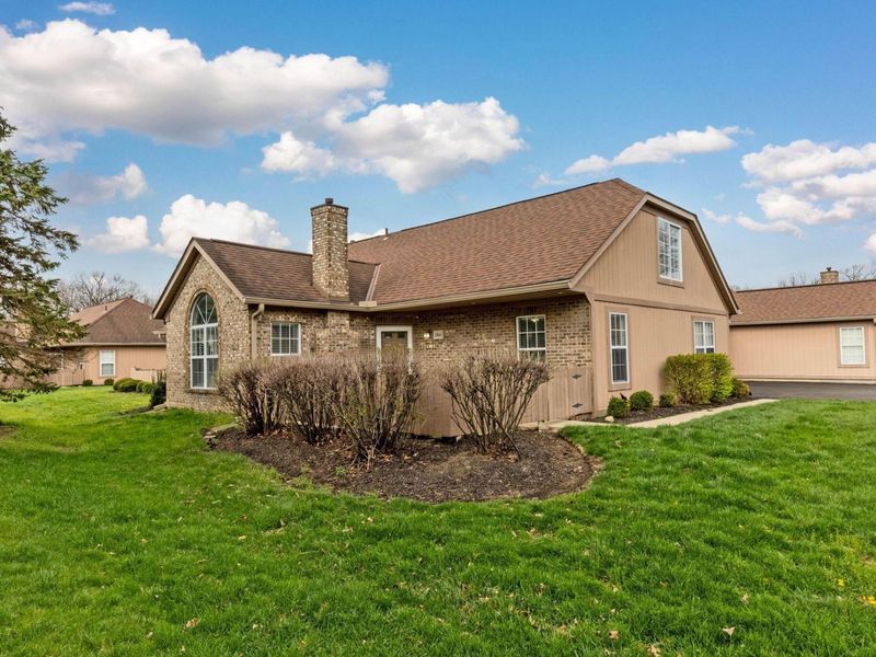 2461 Timbers Edge Lane, Columbus, OH 43235 Photo 2