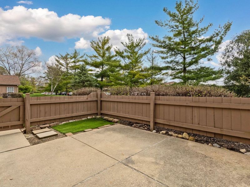 2461 Timbers Edge Lane, Columbus, OH 43235 Photo 6