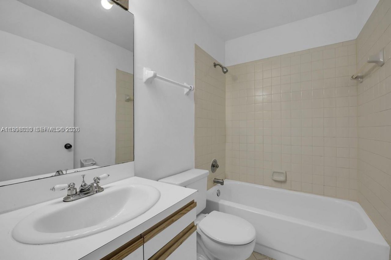 3453 NW 44th St , Unit 104, Oakland Park, FL 33309 Photo