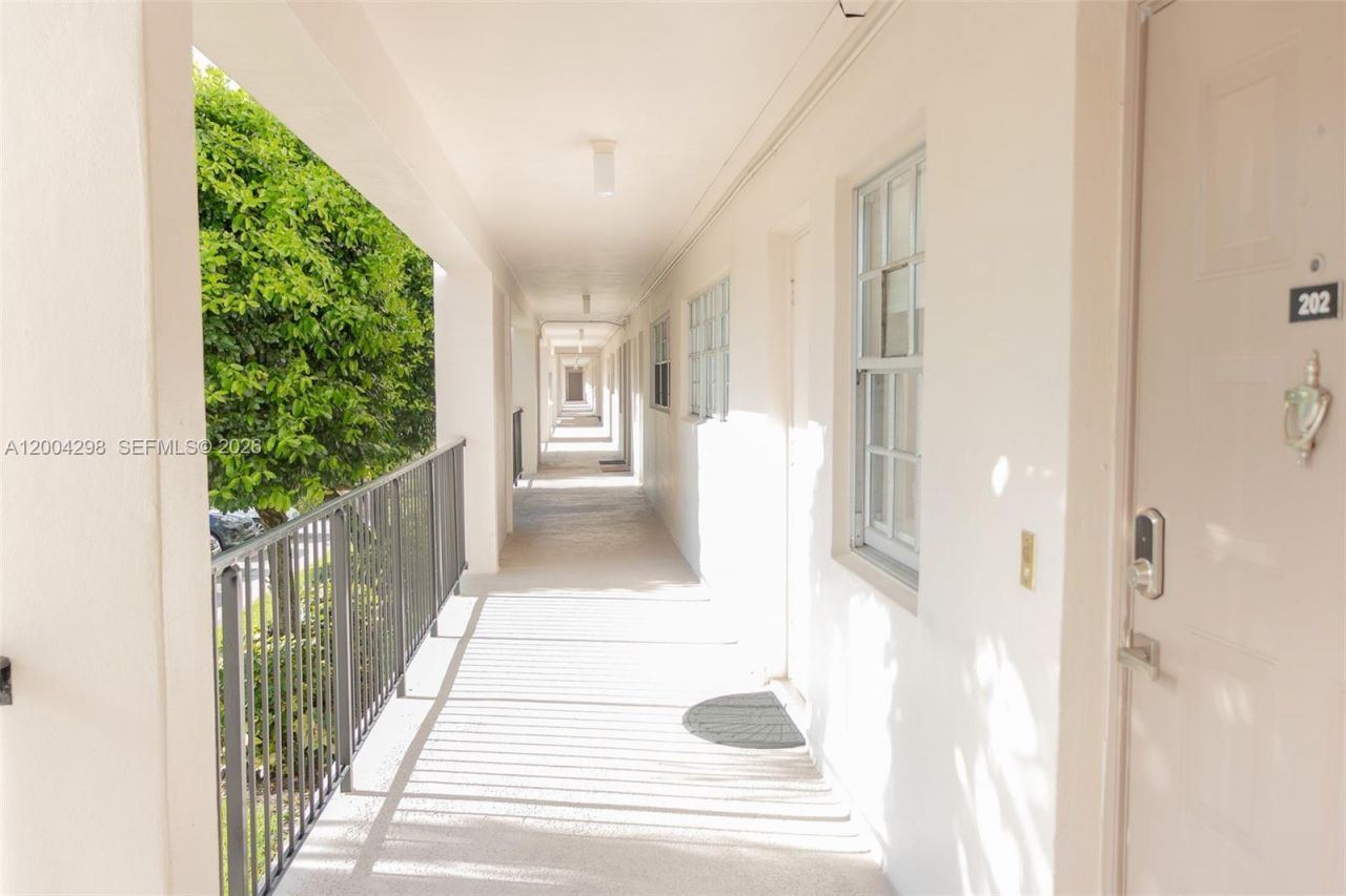 3250 N Palm Aire Dr , Unit 202, Pompano Beach, FL 33069 Photo