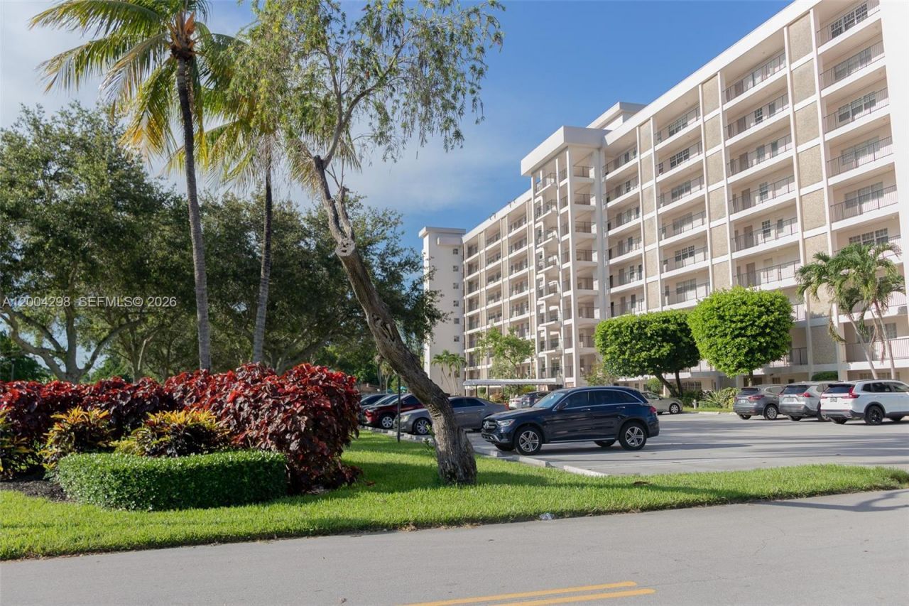 3250 N Palm Aire Dr , Unit 202, Pompano Beach, FL 33069 Photo