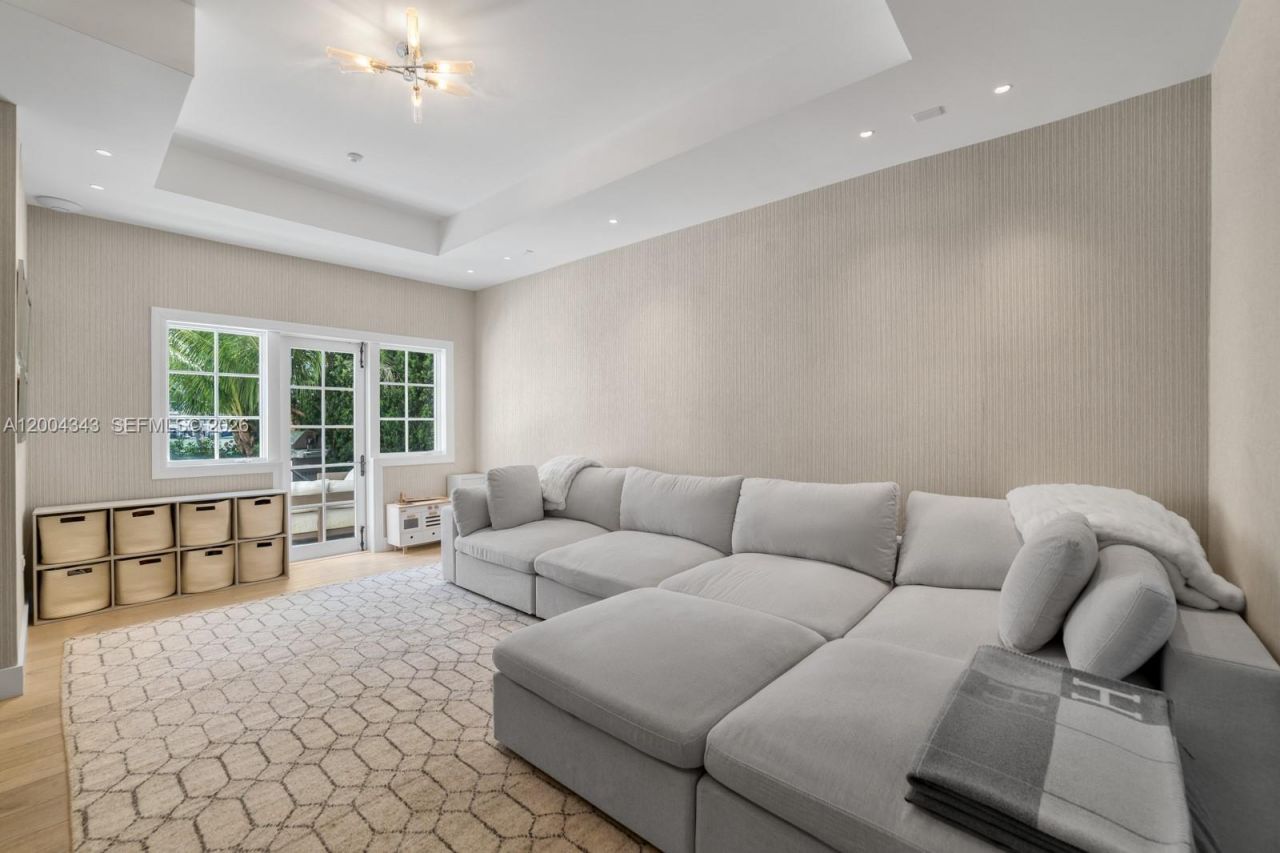 5763 Pine Tree Dr, Miami Beach, FL 33140 Photo