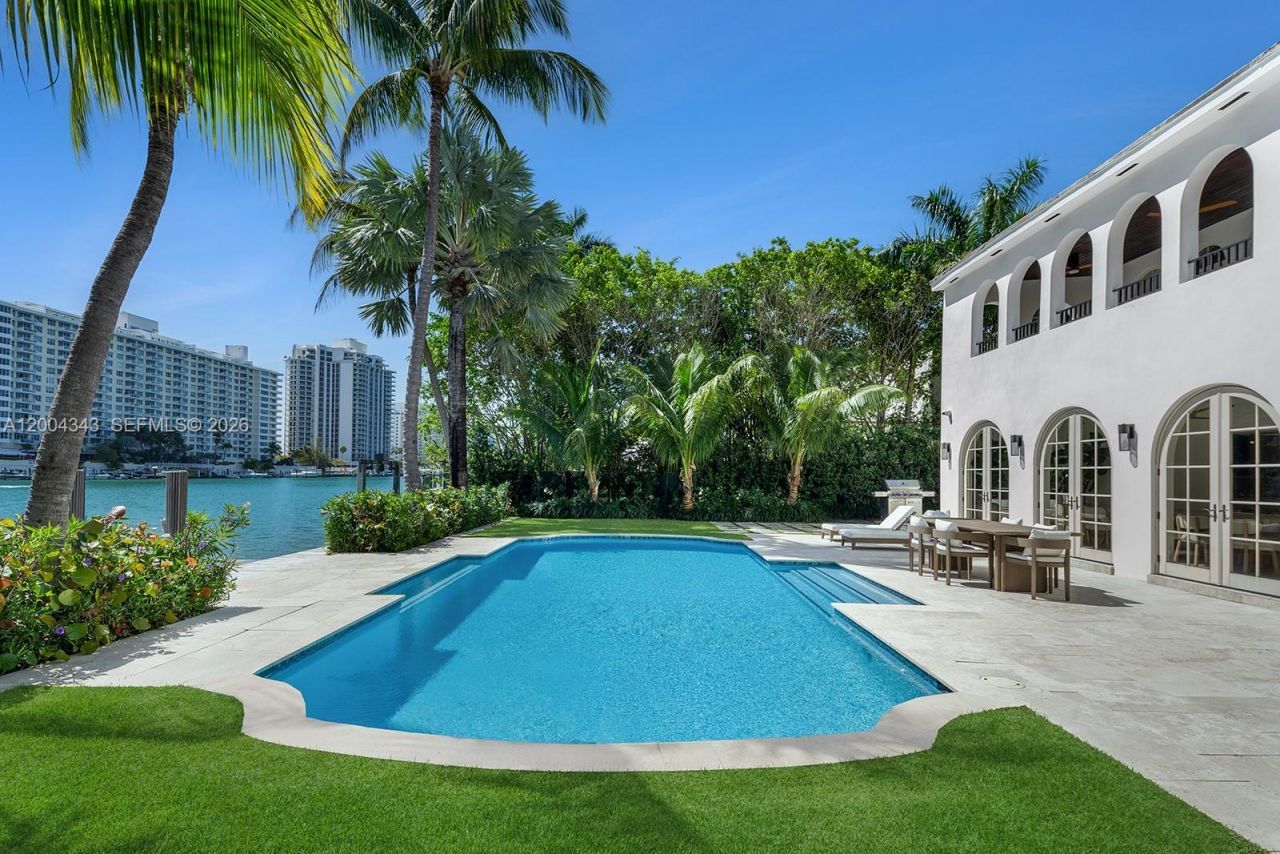 5763 Pine Tree Dr, Miami Beach, FL 33140 Photo