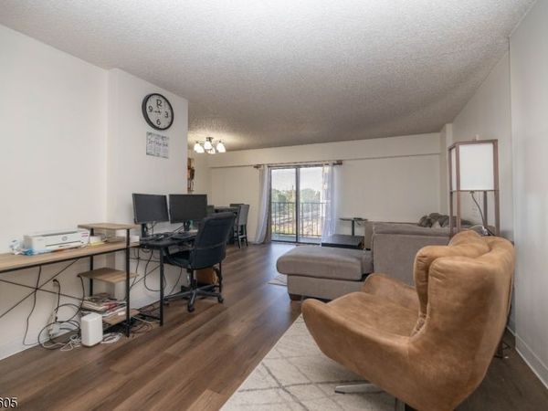 10 N Wood Ave, Linden, NJ 07036