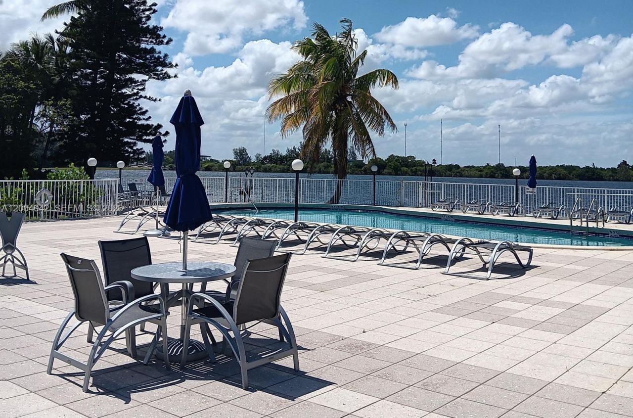 1075 NE Miami Gardens Dr, Unit 306, Miami, FL 33179 Photo