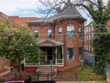 10 N MARKET ST, STAUNTON, VA 24401