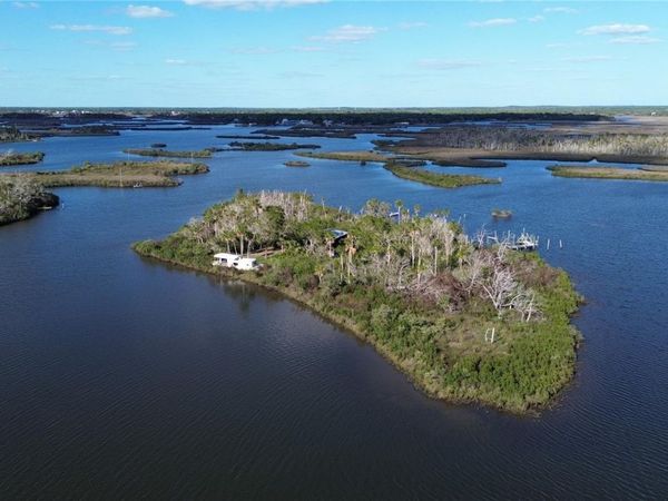 7472 W THUNDERBIRD ISLAND , HOMOSASSA, FL 34448