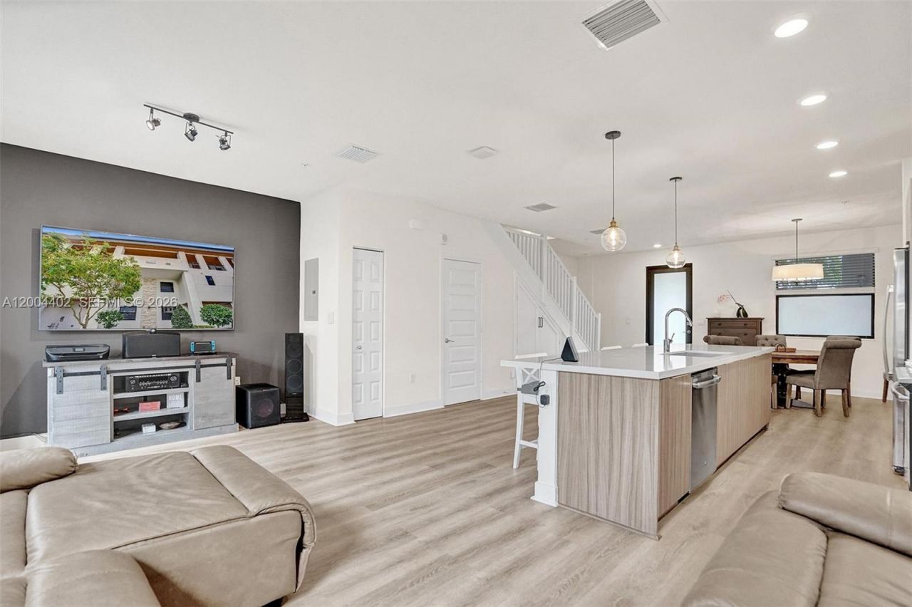 10437 NW 82nd St , Unit 5, Doral, FL 33178 Photo