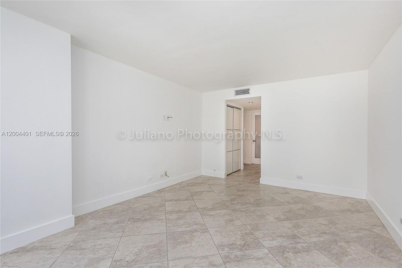6039 Collins Ave , Unit 1415, Miami Beach, FL 33140 Photo
