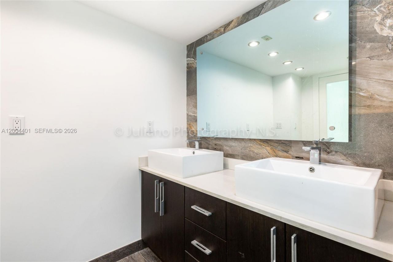 6039 Collins Ave , Unit 1415, Miami Beach, FL 33140 Photo