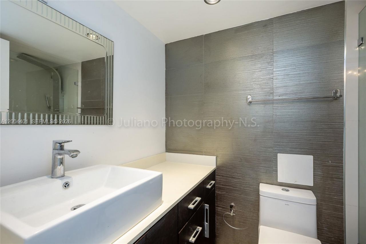 6039 Collins Ave , Unit 1415, Miami Beach, FL 33140 Photo
