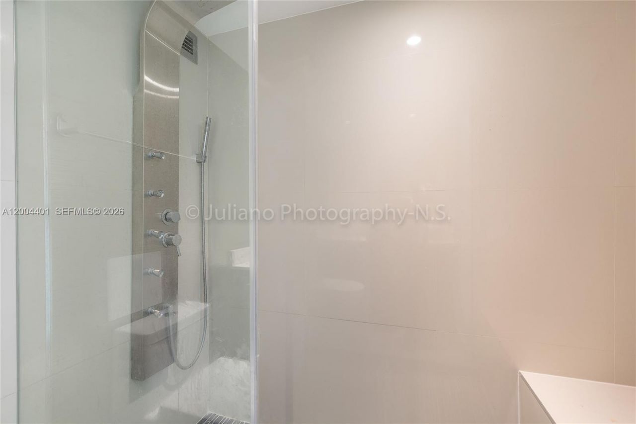 6039 Collins Ave , Unit 1415, Miami Beach, FL 33140 Photo