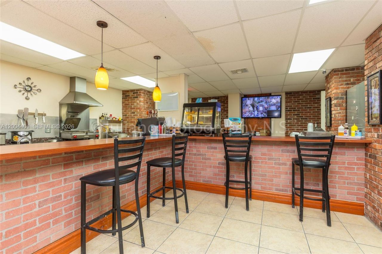 6039 Collins Ave , Unit 1415, Miami Beach, FL 33140 Photo