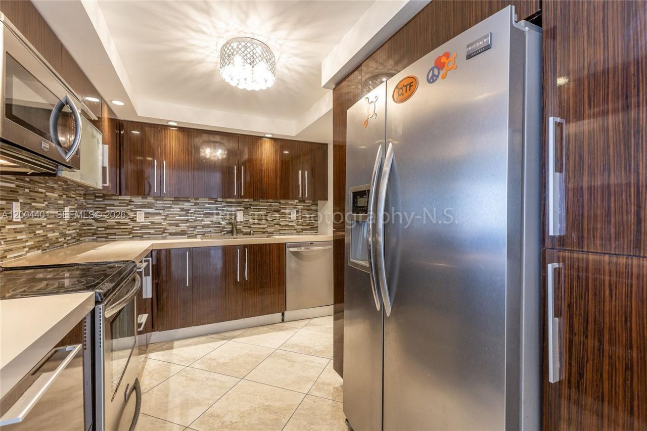 6039 Collins Ave , Unit 1415, Miami Beach, FL 33140 Photo