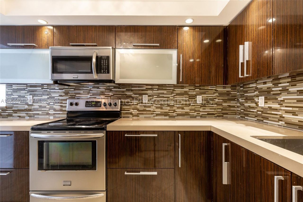6039 Collins Ave , Unit 1415, Miami Beach, FL 33140 Photo