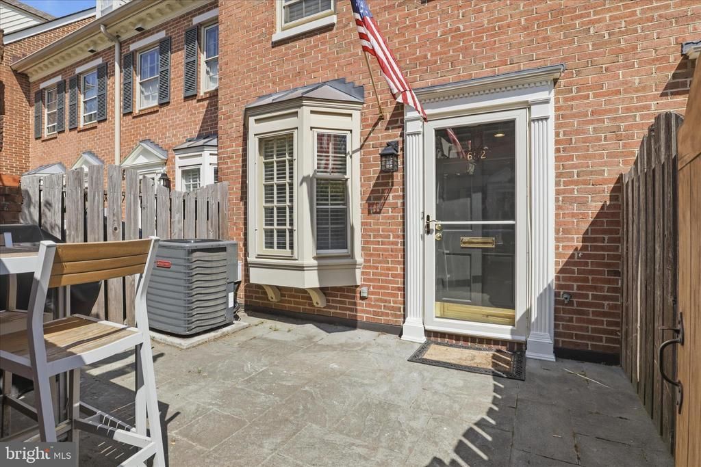 652 S Columbus Street, Alexandria, VA 22314 Main Photo