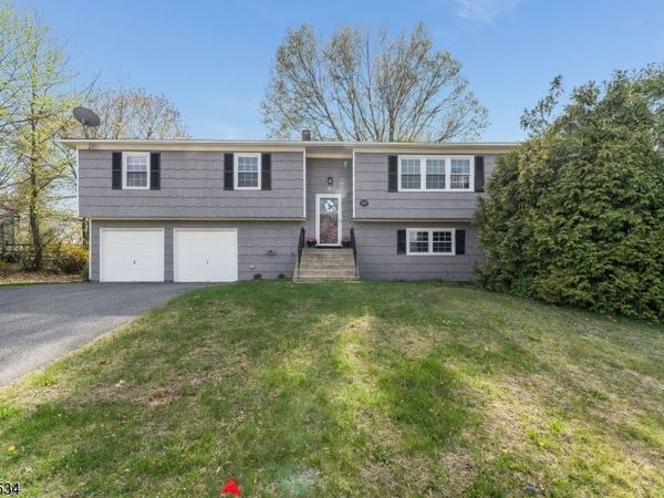 214 Powderhorn Dr, Lopatcong, NJ 08865