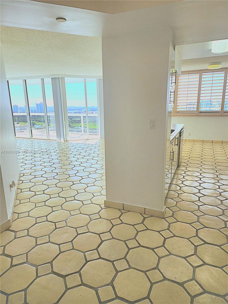 20185 E Country Club Dr , Unit 2505, Aventura, FL 33180 Photo
