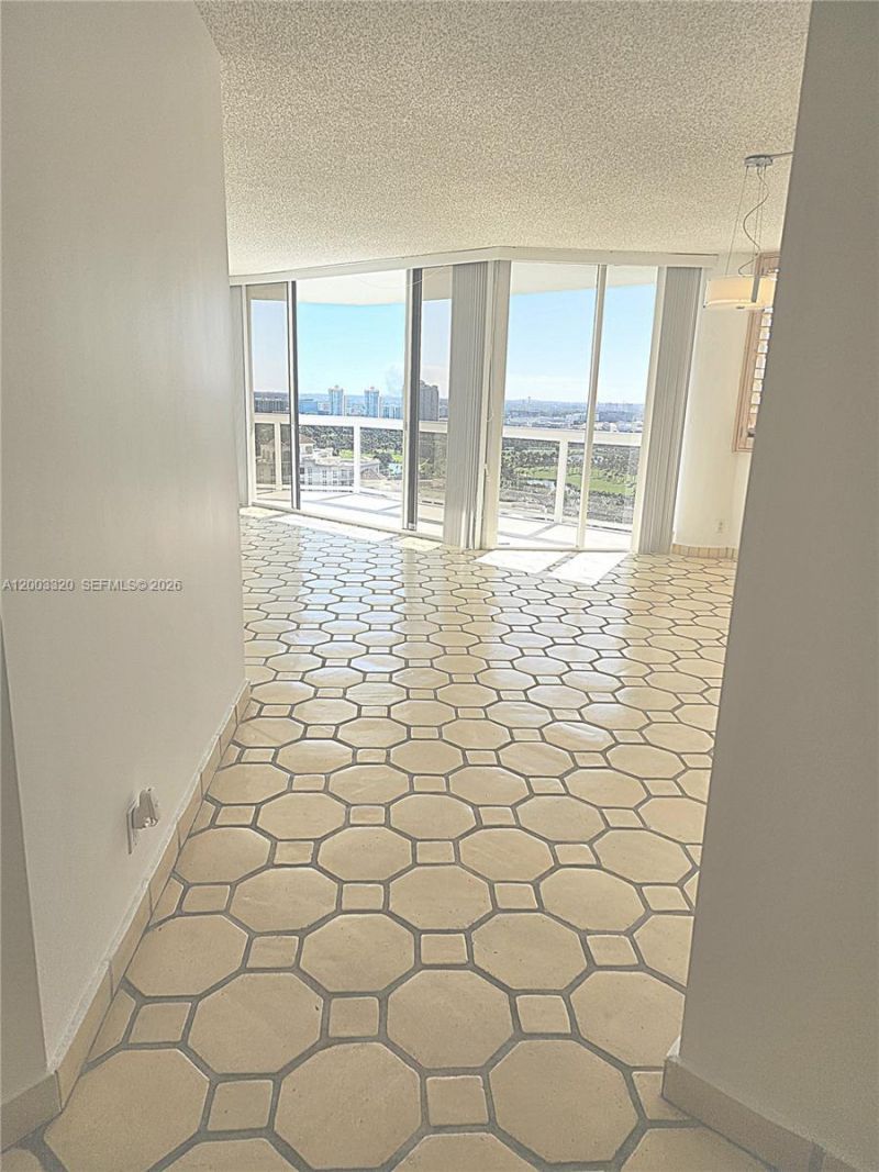20185 E Country Club Dr , Unit 2505, Aventura, FL 33180 Photo