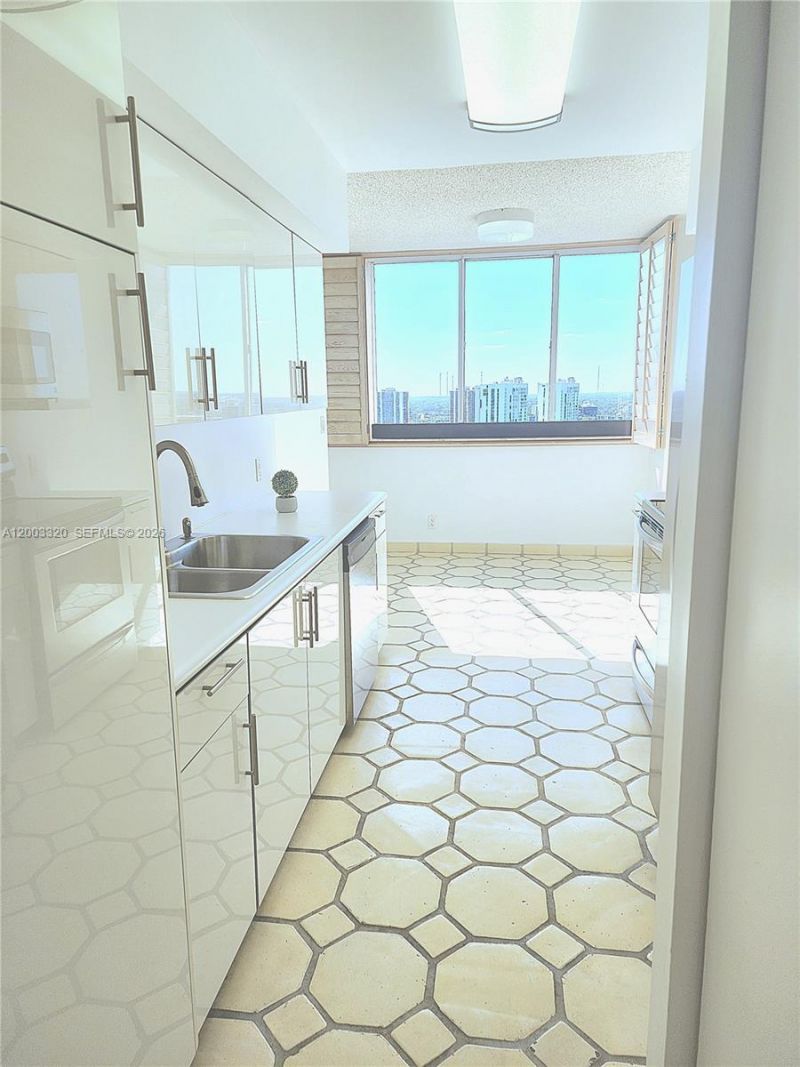 20185 E Country Club Dr , Unit 2505, Aventura, FL 33180 Photo