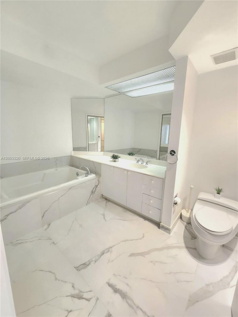 20185 E Country Club Dr , Unit 2505, Aventura, FL 33180 Photo