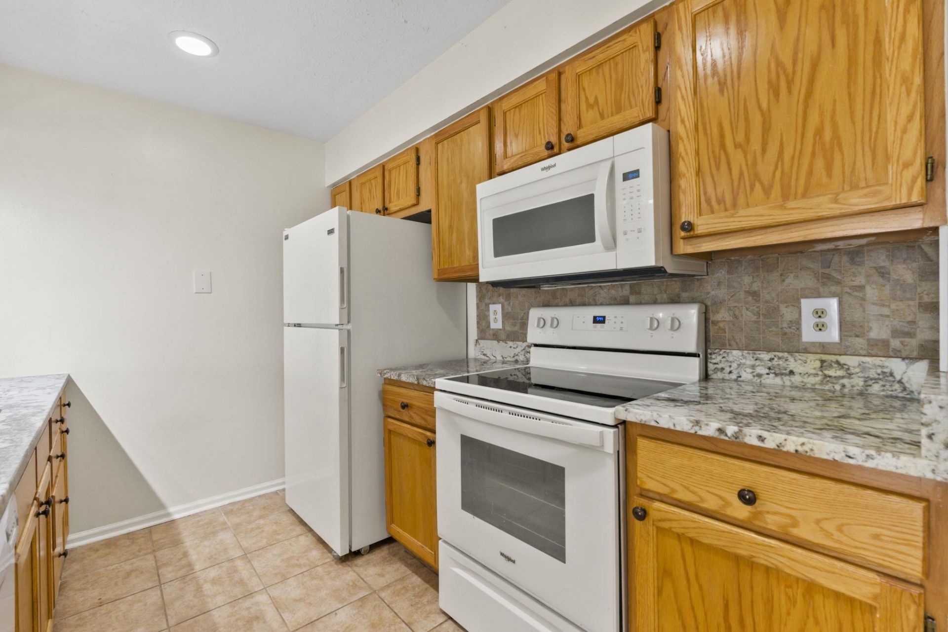 900 Courtyard Dr.  Photo 10