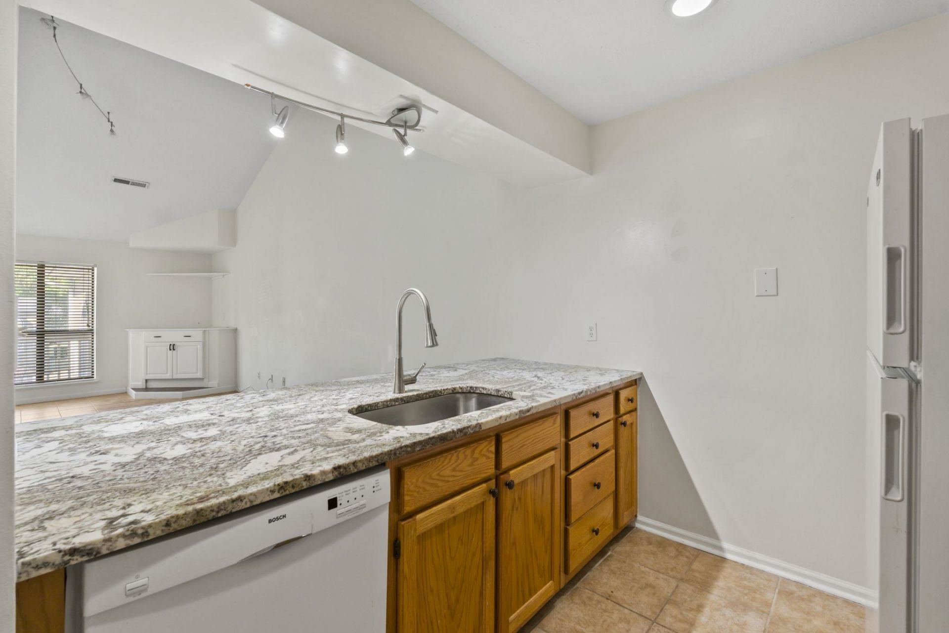 900 Courtyard Dr.  Photo 11