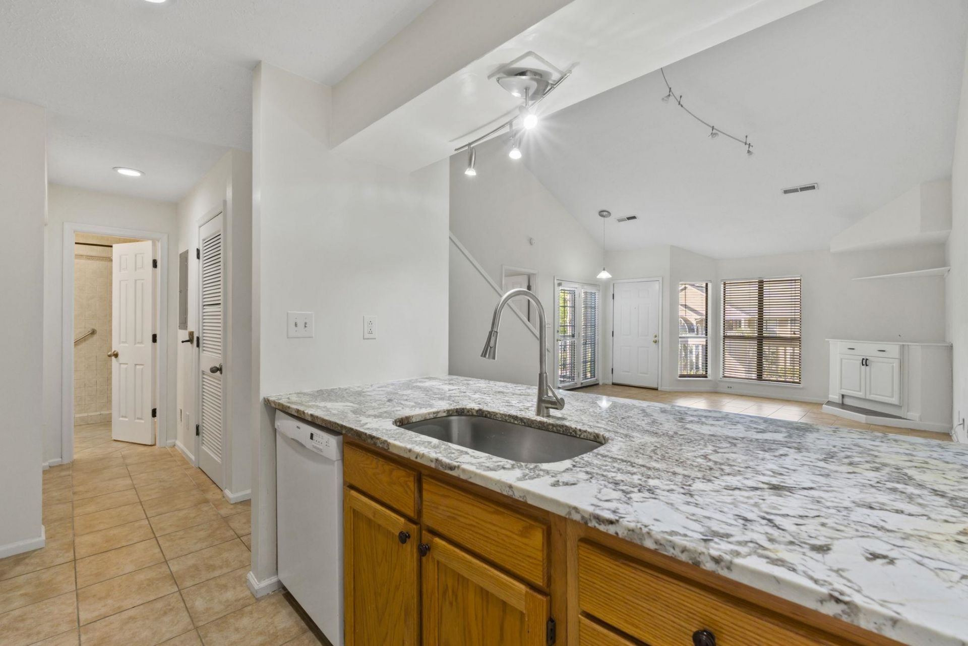 900 Courtyard Dr.  Photo 12