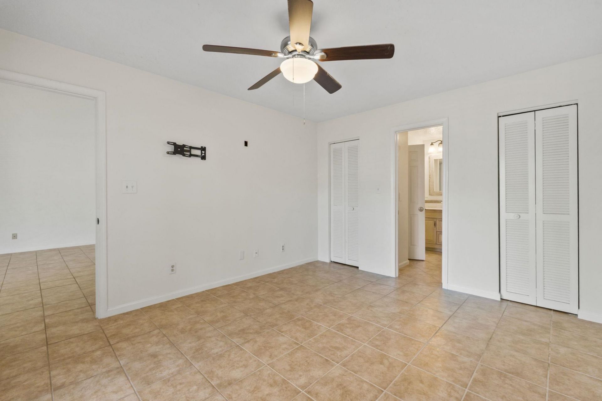 900 Courtyard Dr.  Photo 15