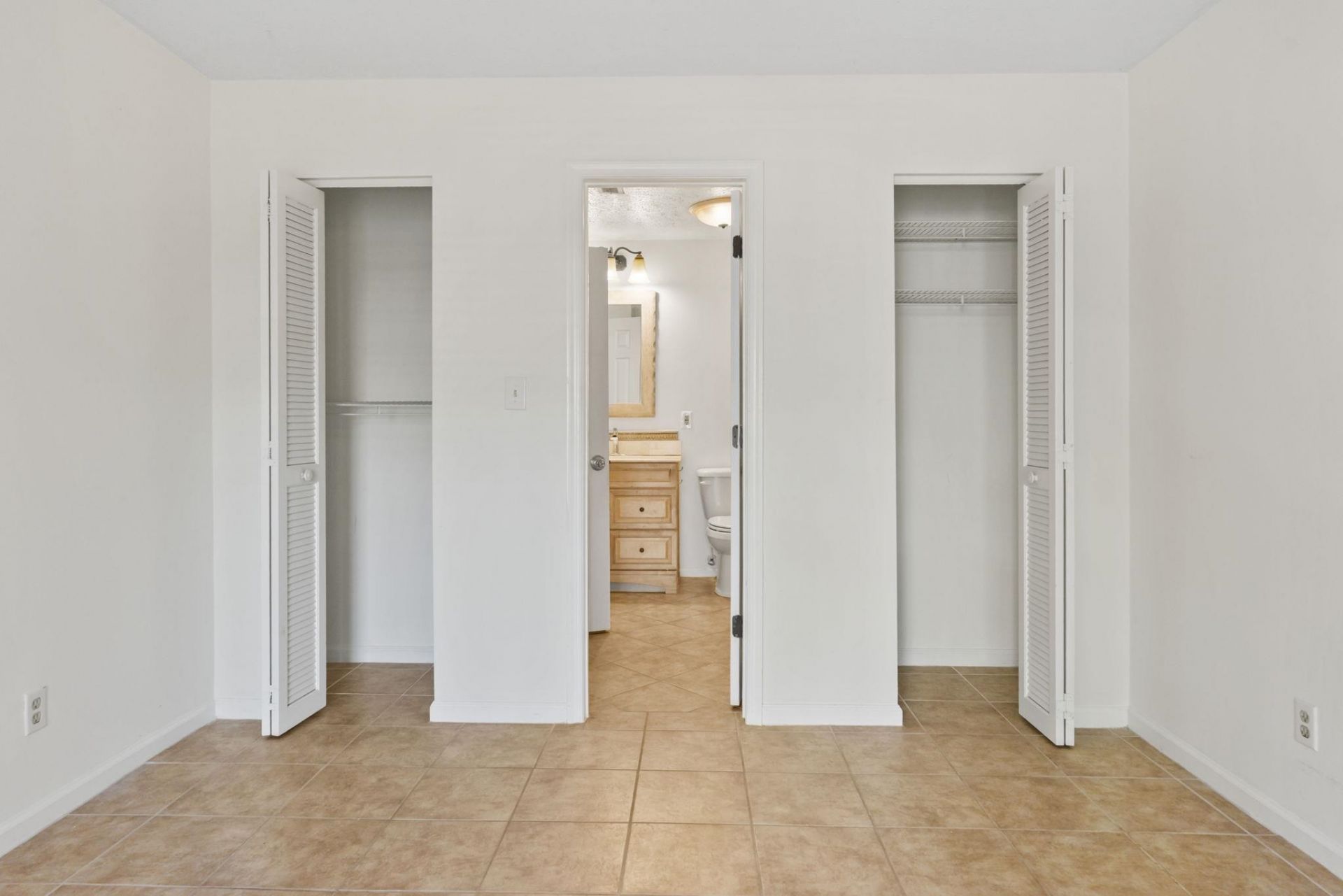 900 Courtyard Dr.  Photo 17