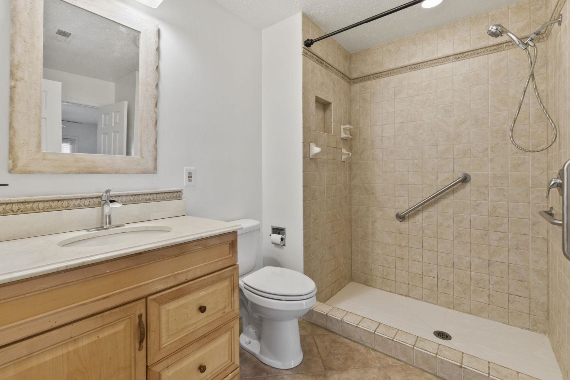 900 Courtyard Dr.  Photo 18