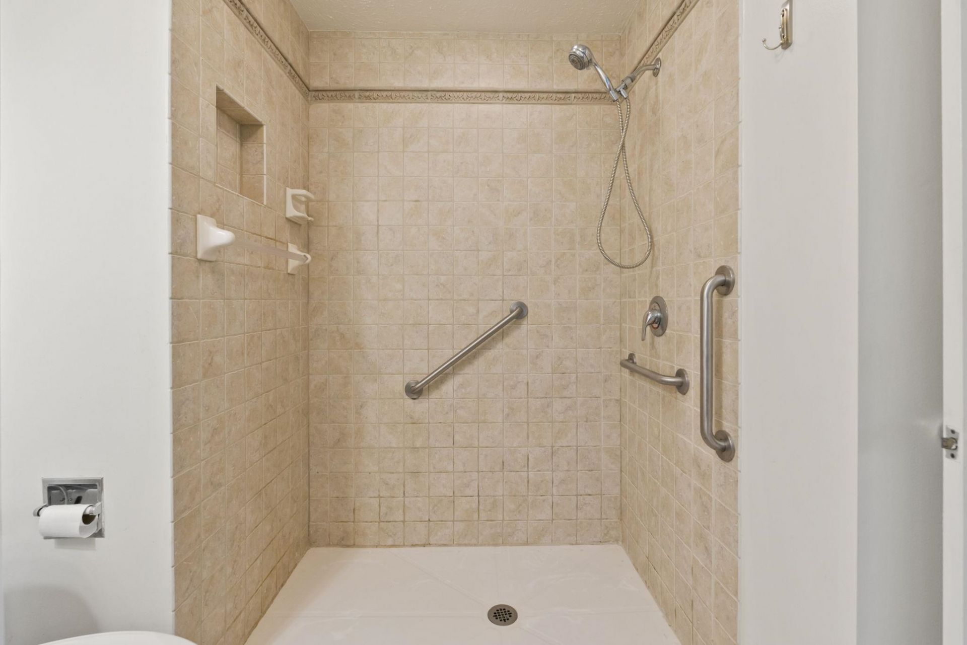 900 Courtyard Dr.  Photo 19