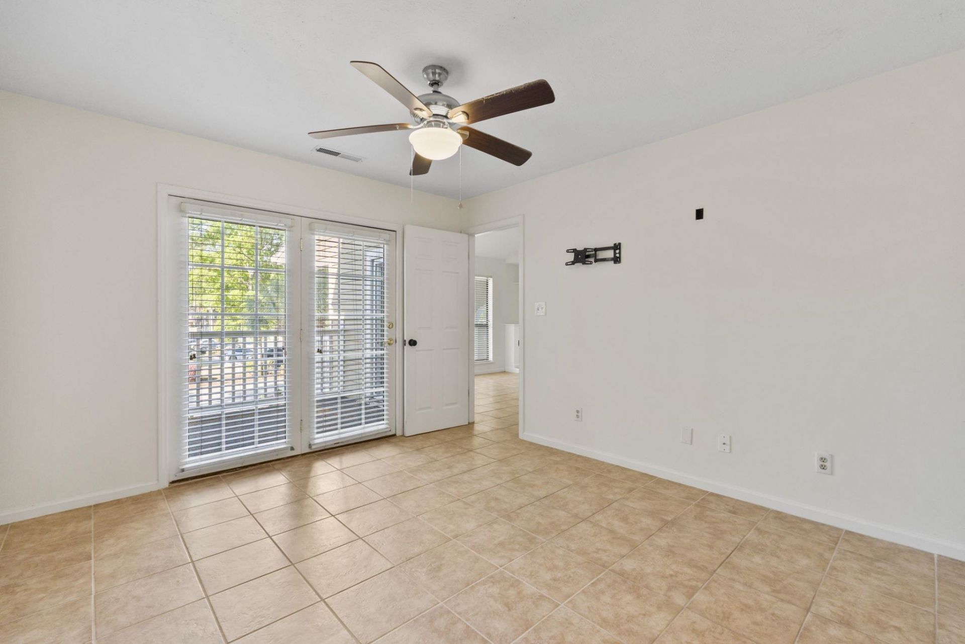 900 Courtyard Dr.  Photo 21