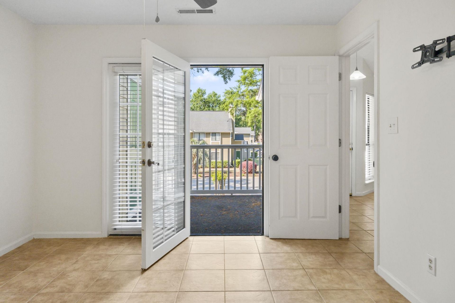 900 Courtyard Dr.  Photo 22