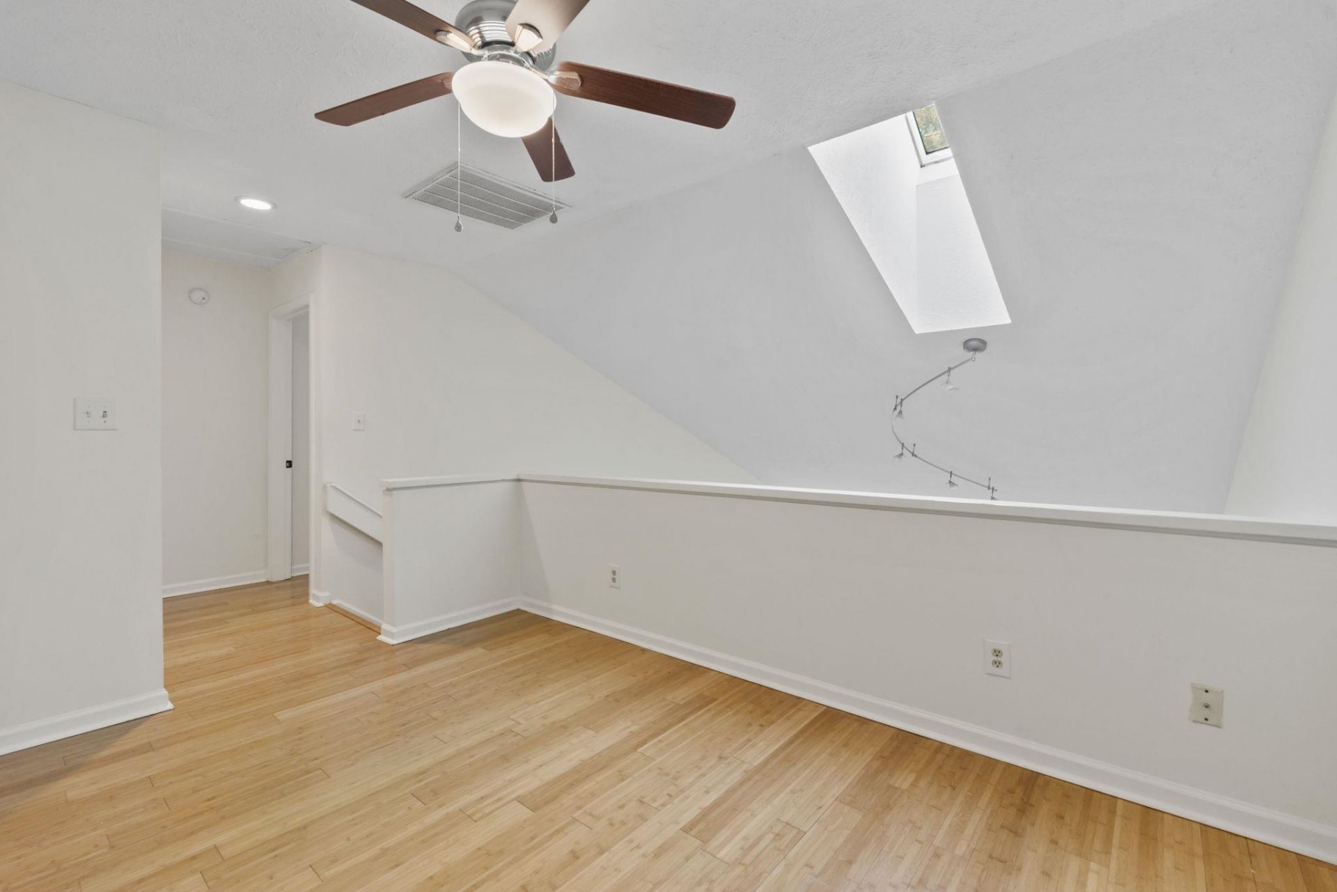 900 Courtyard Dr.  Photo 28