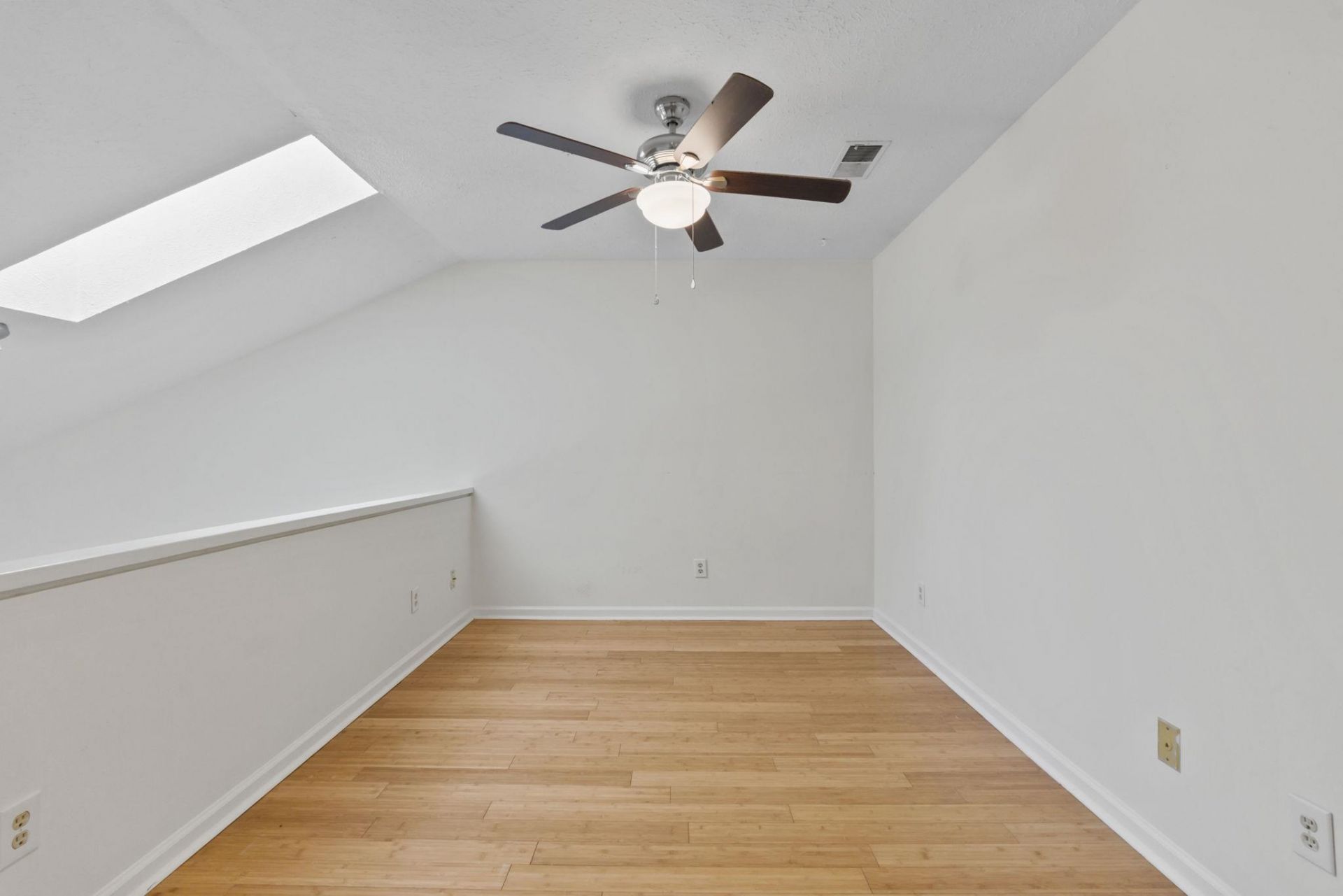 900 Courtyard Dr.  Photo 29