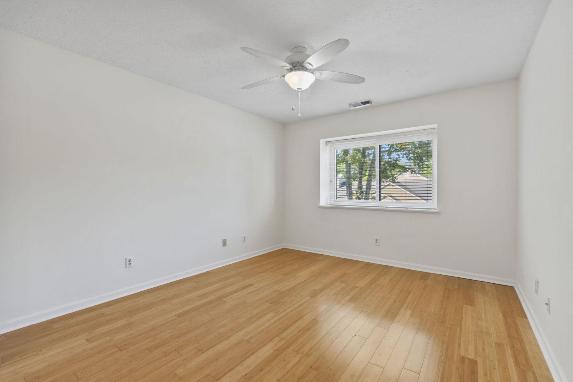 900 Courtyard Dr.  Photo 31