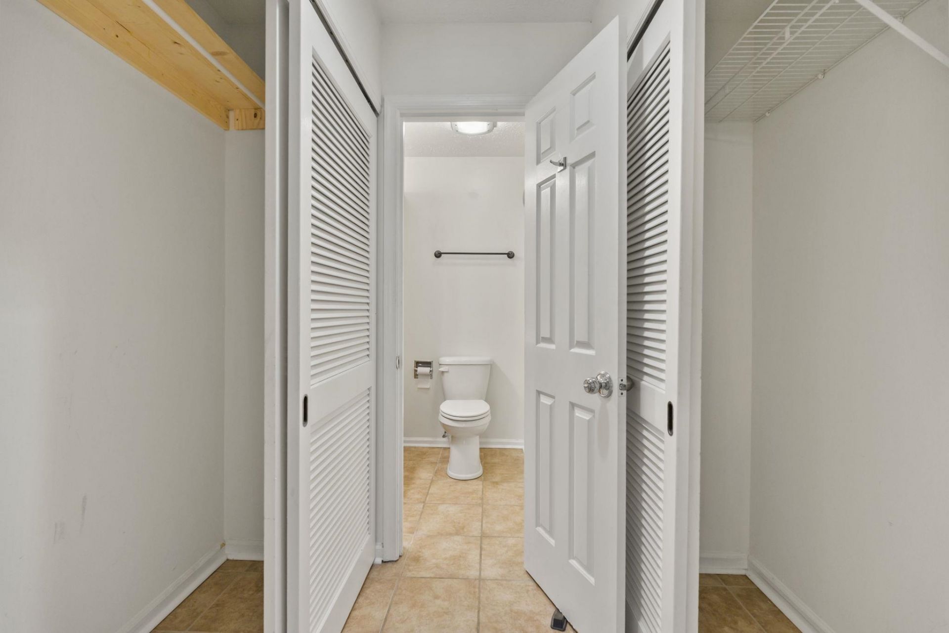 900 Courtyard Dr.  Photo 32